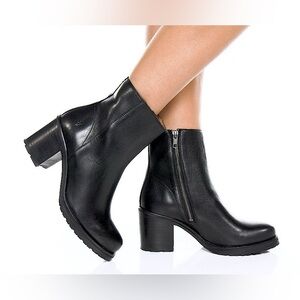 Frye Karen Inside Zip Short